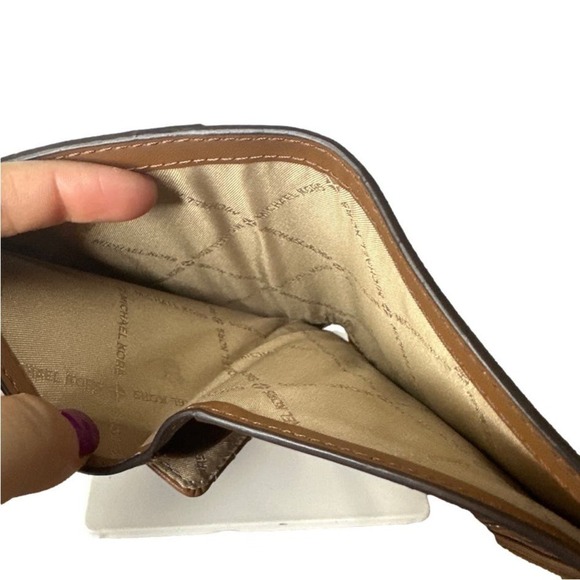 Michael Kors Jet Set Passport and Card Holder / Wallet - Picture 6 of 10